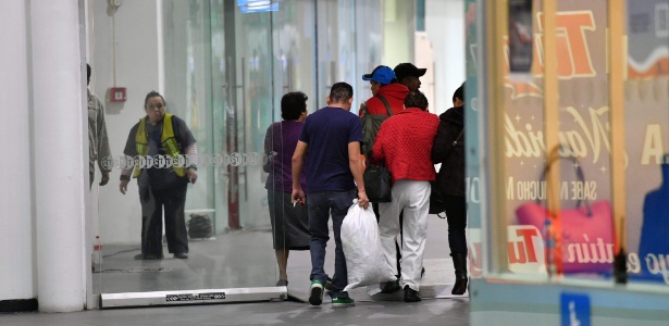 Cidadãos mexicanos deportados pelos EUA desembarcam no aeroporto da Cidade do México - YURI CORTEZ/AFP