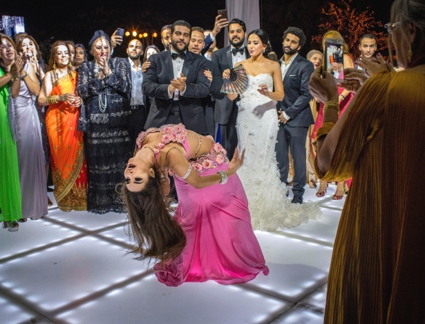 Ekaterina Andreeva, dançarina do ventre russa conhecida como Johara, se apresenta em um casamento no Cairo - Laura Boushnak/The New York Times