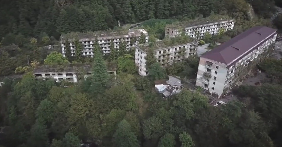 As impressionantes imagens de cidade soviética abandonada 'engolida' por floresta