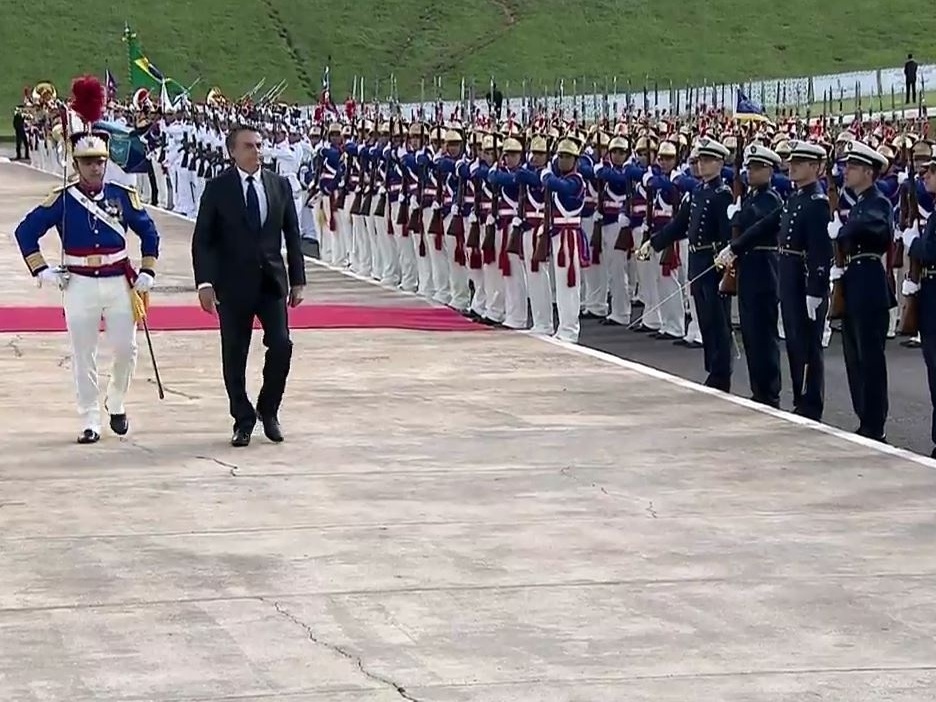 Dinheiro que falta para Educação, sobra para militares