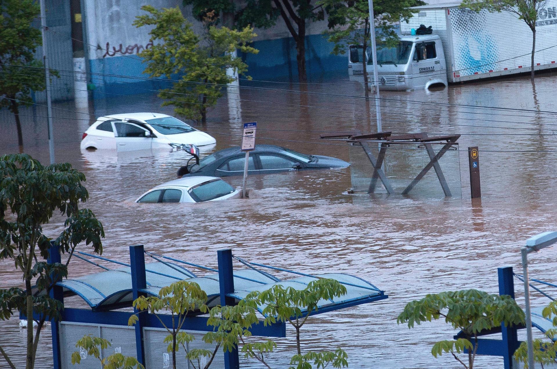 Fotos Chuvas Causam Alagamentos E Mortes Em Sp 11032019 Uol Notícias 