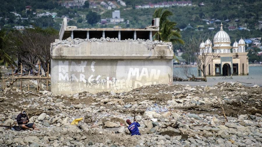 1.mar.2019 - Uma mesquita danificada e uma ponte desmoronada em Palu, no centro de Sulawesi. Milhares de crianças indonésias ainda vivem em abrigos improvisados seis meses depois que um tsunami devastador atingiu a cidade de Palu, enquanto as autoridades continuam a lidar com uma recuperação "dolorosamente lenta" - Save the Children/AFP