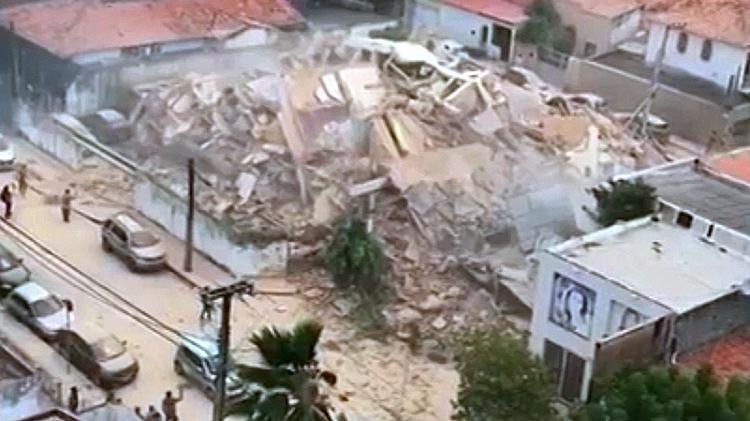 Ao desabar, prédio tombou para o lado direito; escombros atingiram a loja - Reprodução/Globonews