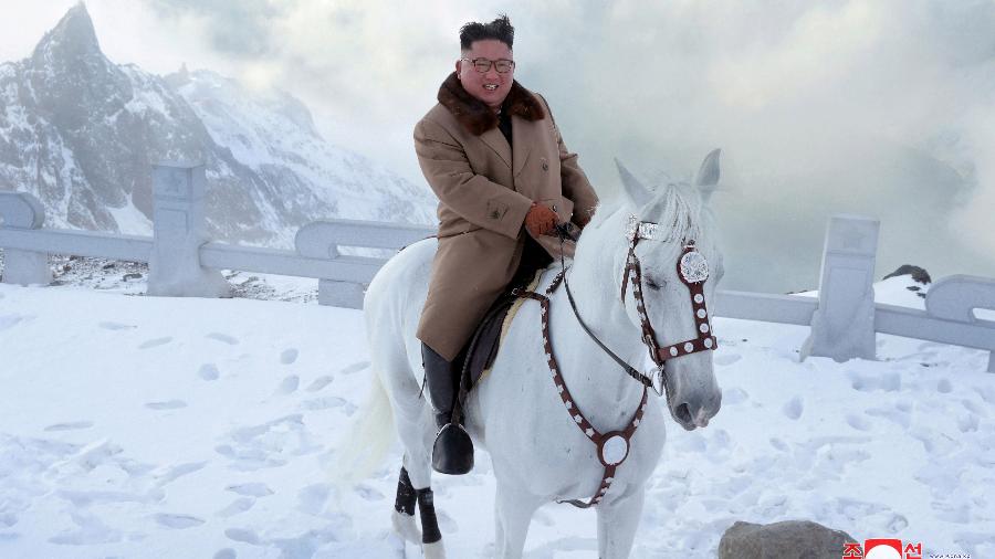 Líder norte-coreano, Kim Jong-un, passeia a cavalo na neve do Monte Paektu, montanha sangrada onde Kim costuma ir antes de uma decisão política - KCNA via Reuters