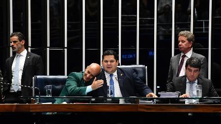 Ao centro, ministro da Secretaria de Governo, Luiz Eduardo Ramos, cumprimenta presidente do Senado - Jonas Pereira/Agência Senado