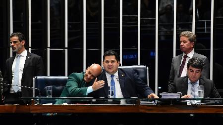 Ao centro, ministro da Secretaria de Governo, Luiz Eduardo Ramos, cumprimenta presidente do Senado - Jonas Pereira/Agência Senado