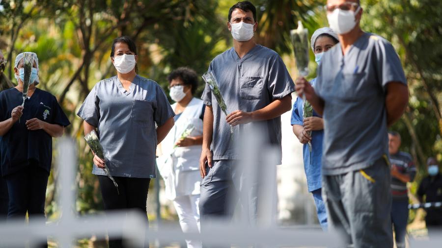 Profissionais de saúde homenageiam a enfermeira Maria dos Santos, vítima da covid-19, em frente a hospital de São Paulo - Amanda Perobelli/Reuters