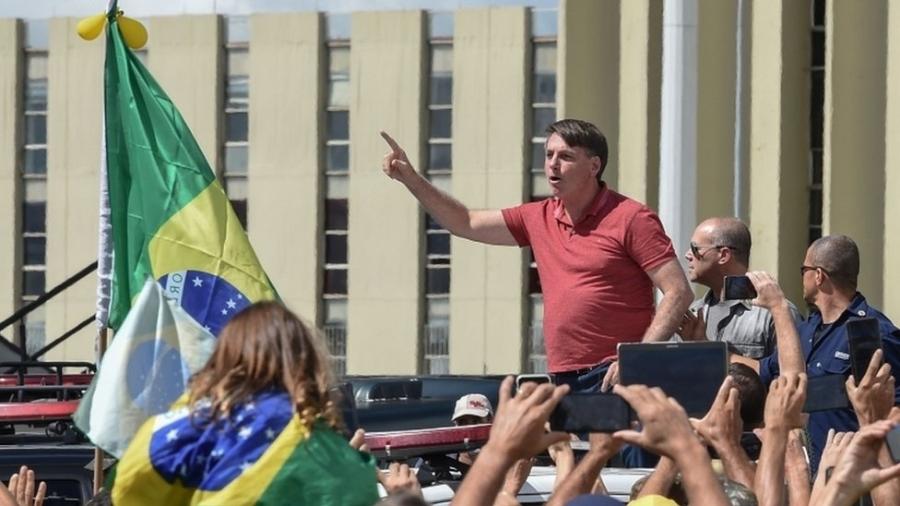 Bolsonaro discursa em ato em frente ao Quartel General do Exército, em Brasília - EVARISTO SA/AFP e Getty Images
