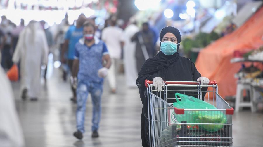 Mulher vai ao mercado no Kuwait, com proteções contra o coronavírus -  Jaber Abdulkhaleg/Anadolu Agency via Getty Images