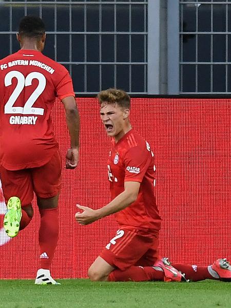 Joshua Kimmich comemora gol do Bayern de Munique contra Borussia Dortmund  - Alexandre Simoes/Borussia Dortmund via Getty Images