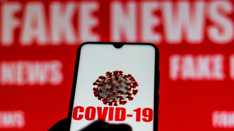 Imagem ilustrativa do coronavírus em frente aos dizeres "fake news" - Rafael Henrique/SOPA Images/LightRocket via Getty Images
