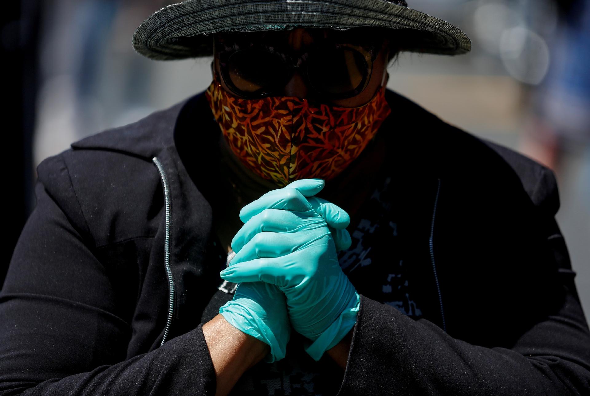 DeLois Gilliam-Day aperta as mãos para orar durante uma reunião da comunidade, lembrando George Floyd, Breonna Taylor e Ahmaud Arbery na Primeira Igreja Episcopal Metodista Africana em Seattle, Washington - LINDSEY WASSON/REUTERS