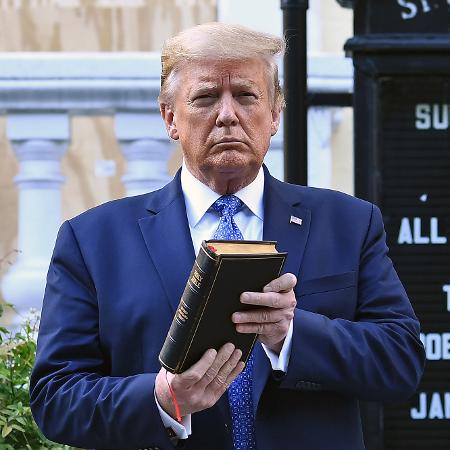 1º.jun.2020 - O presidente dos EUA, Donald Trump, posa com uma Bíblia em frente à Igreja Episcopal de St. John, em Washington, DC  - Brendan Smialowski/AFP