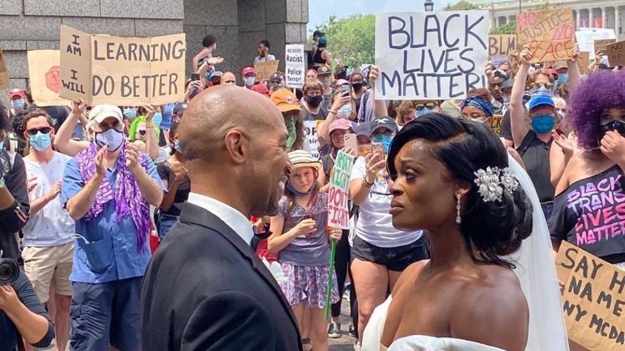 Michael Gordon e Kerry Anne celebraram casamento na manifestação - Reprodução/Twitter