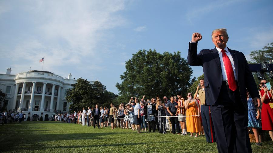 4.jul.2020 - Donald Trump acena durante evento "Salute to America", na Casa Branca  - REUTERS/Carlos Barria