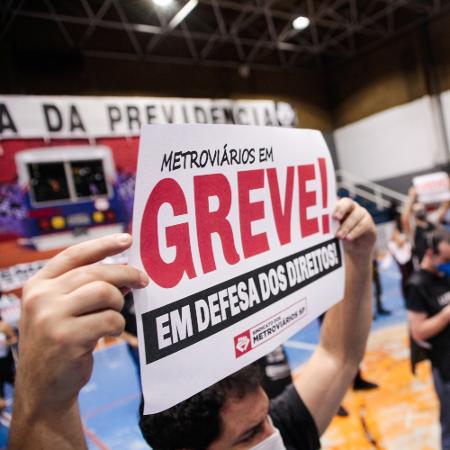 27.jul.2020 - Metroviários de São Paulo exibem cartazes de greve - PAULO IANNONE/FRAMEPHOTO/ESTADÃO CONTEÚDO