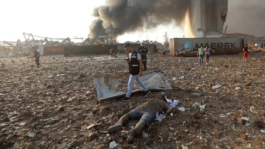 IMAGEM FORTE - Corpo de um homem é visto no local da explosão em Beirute, Líbano - 4 de agosto de 2020 - REUTERS/Mohamed Azakir 