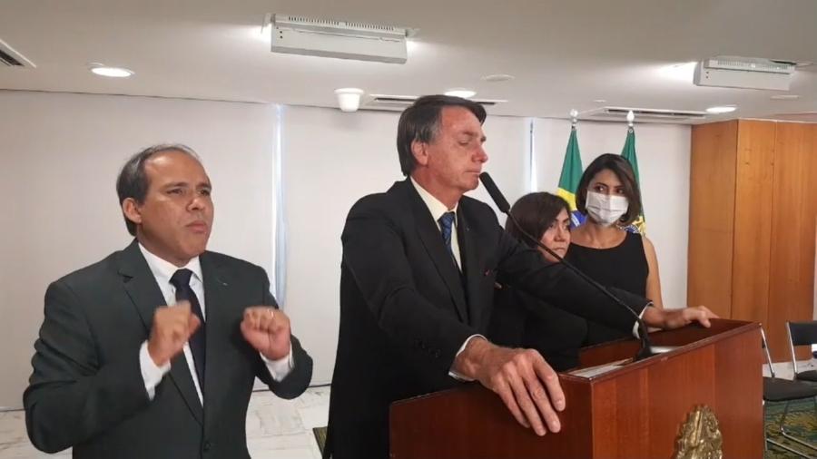 Bolsonaro em cerimônia no Palácio do Planalto: presidente emotivo - Reprodução