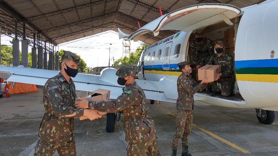 Militares carregam avião com doações para o Amapá - Gabriel Dias/UOL