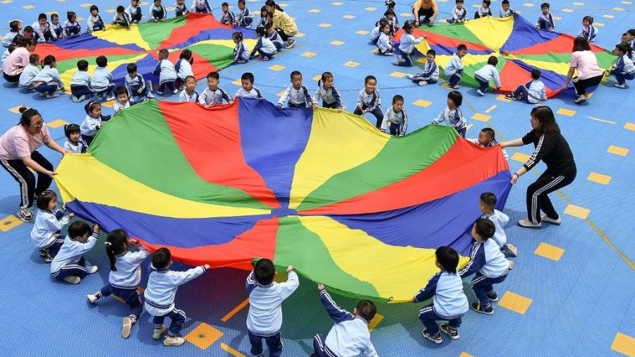 Crianças em escola na China; resultados do censo realizado em 2020 revelaram um envelhecimento mais rápido que o esperado da população chinesa. - STR / AFP