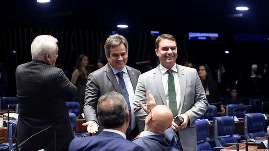 Ciro Nogueira ao lado de Flávio Bolsonaro em sessão no Senado; presidente Jair Bolsonaro se aproxima do PP - Agência Senado