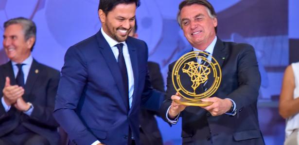 Família | Bolsonaro, Michelle e Flávio recebem prêmio do próprio governo