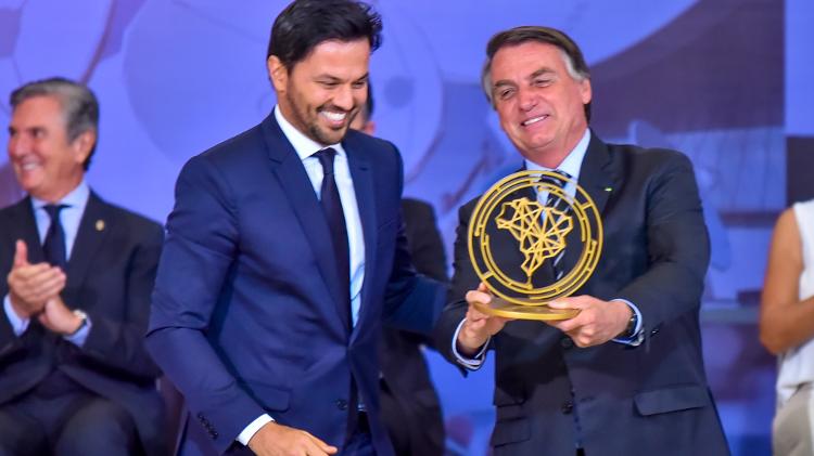 O presidente Jair Bolsonaro recebe o prêmio Marechal Rondon das mãos do ministro Fábio Faria - Antônio Molina/Fotoarena/Estadão Conteúdo - Antônio Molina/Fotoarena/Estadão Conteúdo