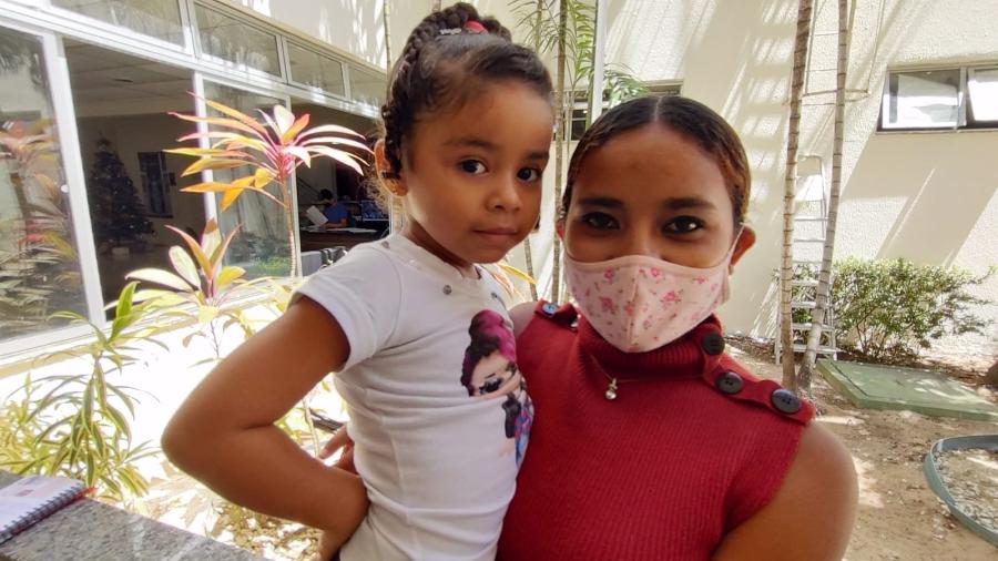 Raquel e Raquelly querem mudar o registro e ter o mesmo sobrenome da mãe adotiva  - Defensoria Pública do Ceará