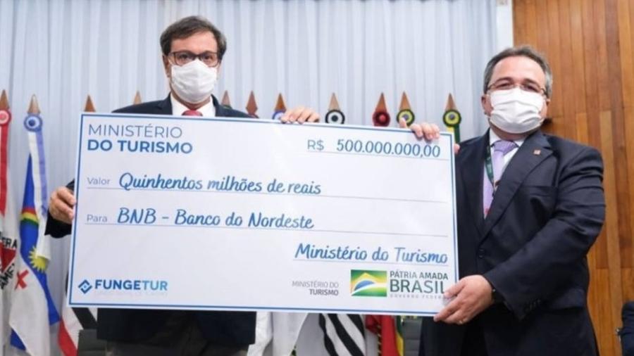 Ministro do Turismo, Gilson Machado Neto, entrega recursos do Fungetur para o presidente do Banco do Nordeste - Roberto Castro/MTur
