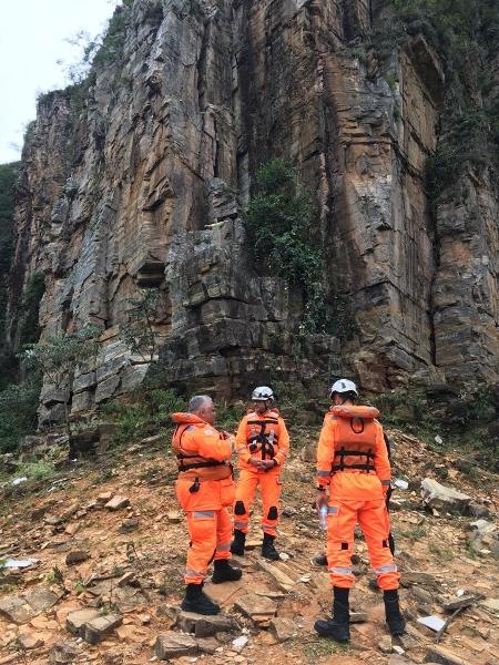 Mergulhadores do Corpo de Bombeiros Militar de Minas Gerais e equipes de apoio nas buscas às vítimas do acidente em Capitólio (MG). - Divulgação/CBMMG