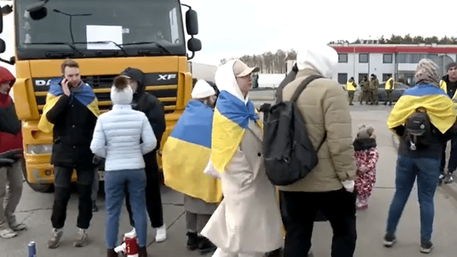Manifestantes bloqueiam caminhões que seguiam da Polônia para Belarus - Reprodução/TVN24