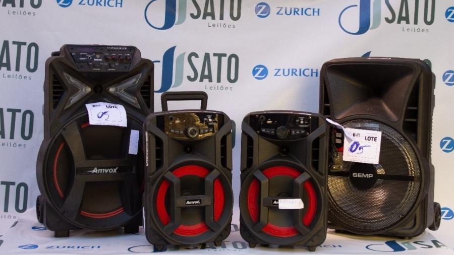 Caixas de som que fazem parte do leilão de lixo eletrônico da Sato nesta terça (14) - Divulgação/Sato Leilões