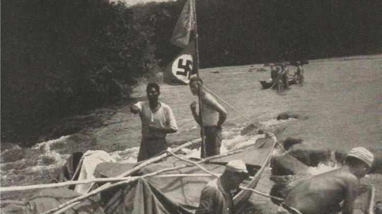 Das von den Nazis benutzte Boot mit einem Hakenkreuz auf dem Rio Jari, in Amapá - Reproduktionen/Bücher von Rätsel der Urwaldhölle - Reproduktionen/Bücher von Rätsel der Urwaldhölle