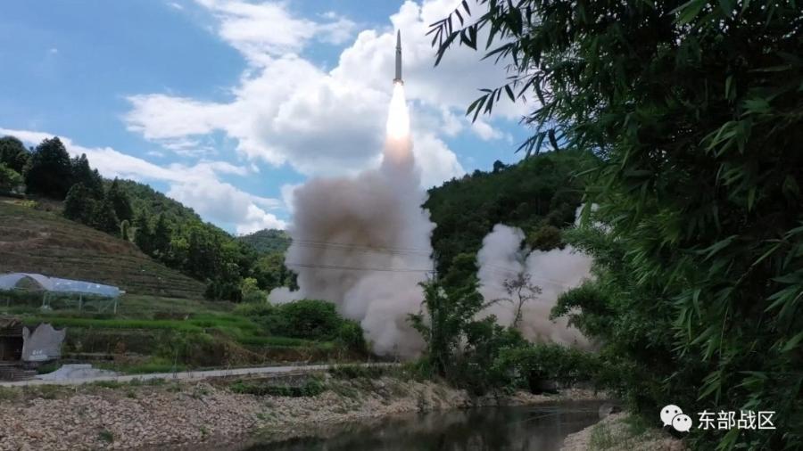 4.ago.2022 - Força Terrestre do Exército da China realiza disparo de míssil de longo alcance no Estreito de Taiwan - Eastern Theatre Command/Handout via REUTERS