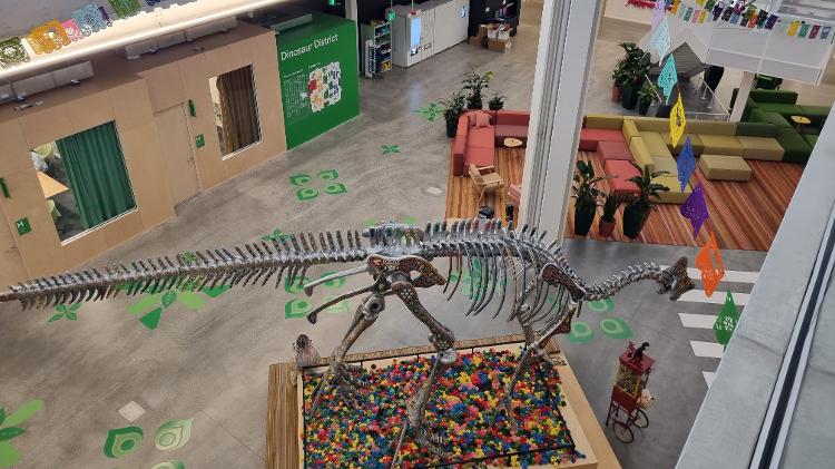 "Distrito do Dinossauro", um dos átrios na nova sede do Google, o Bay View Campus, em Mountain View, California - Marcel Nadale/UOL - Marcel Nadale/UOL