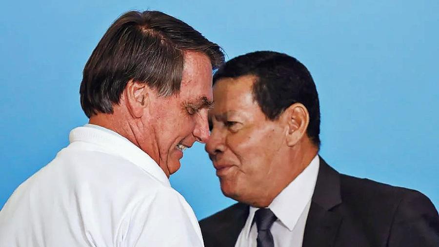 Vice-presidente Hamilton Mourão em foto com o presidente Jair Bolsonaro - Reuters