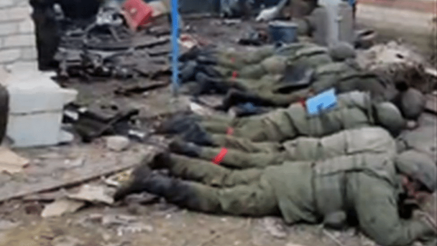 Soldados russos rendidos no chão; outras imagens de drone mostram homens mortos na mesma posição. Rússia acusa a Ucrânia de ter executado os soldados - Reprodução/Twitter