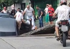 Avenida cede e carro é engolido por cratera no Recife - Reprodução de vídeo