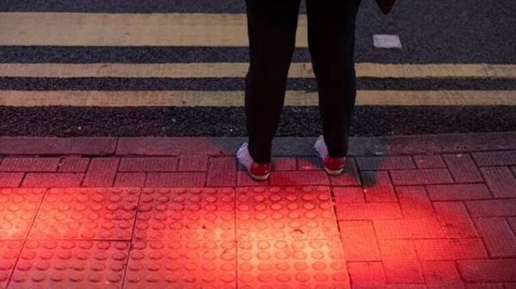 Semáforo projeta luz no chão em Pádua, na Itália