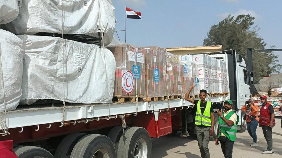 Caminhão do segundo comboio de ajuda humanitária a Gaza na passagem de Rafah