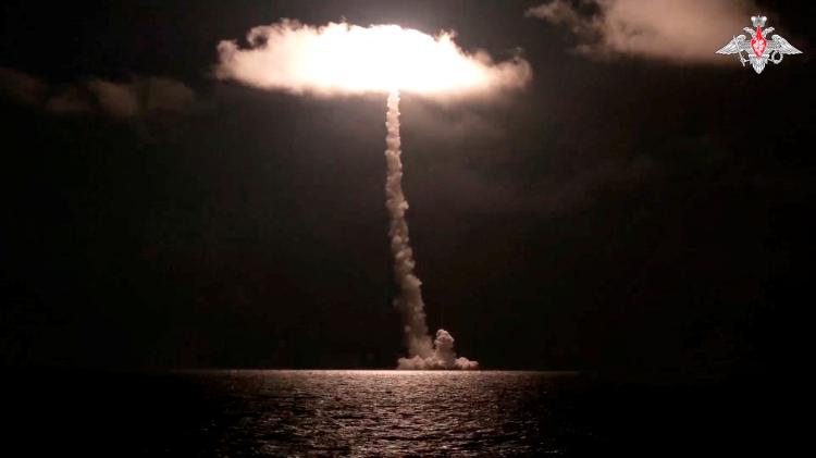 Teste do novo submarino nuclear russo lança o míssil balístico projetado para transportar ogivas nucleares
