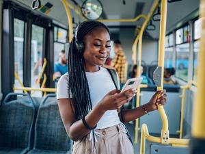 Poderei assistir Netflix fora de casa? E quando viajar?