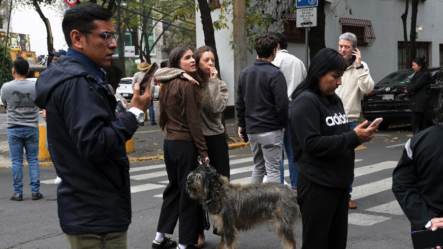 Pessoas esperam nas ruas após um terremoto na Cidade do México em 7 de dezembro de 2023