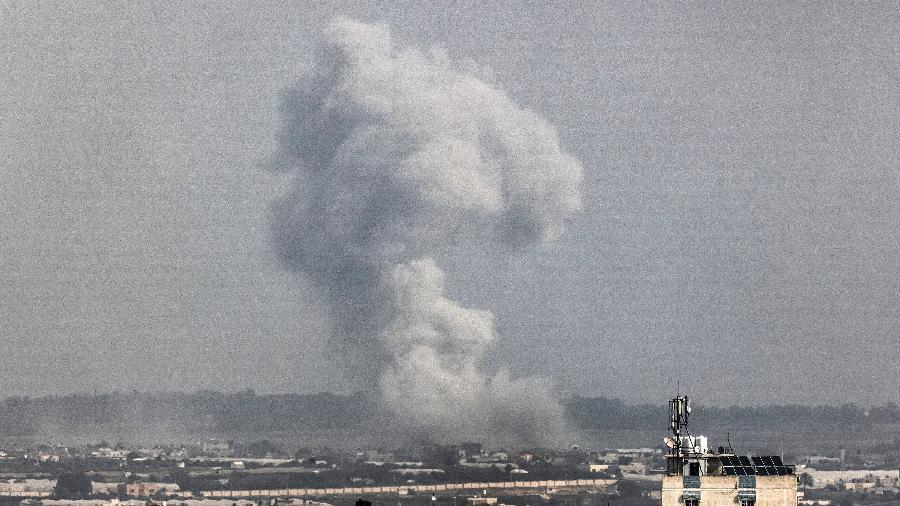 27.dez.2023 - Nuvem de fumaça no sul da Faixa de Gaza durante bombardeio israelense 