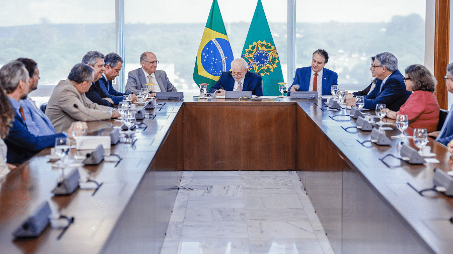 Lula sanciona criação da bolsa permanência para jovens do ensino médio