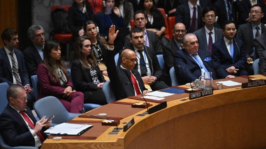 O vice-embaixador dos EUA na ONU, Robert Wood, vota contra adesão palestina à ONU