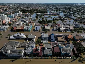 Proposta define 'deslocados climáticos' após milhares deixarem casas no RS 