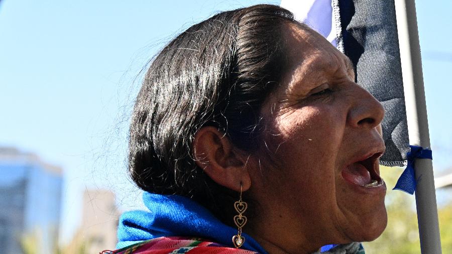 10.jul.2024 - Apoiadora do ex-presidente boliviano Evo Morales grita palavras de ordem em frente ao Tribunal Supremo Eleitoral (TSE)