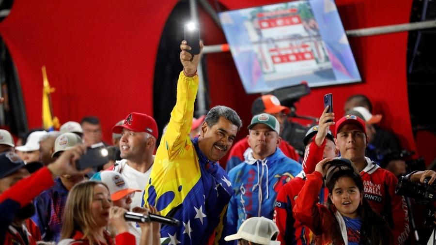 Nicolás Maduro celebra após CNE, órgão controlado pelo governo, afirmar que ele foi reeleito com 80% das urnas apuradas