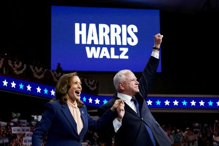 Kamala Harris e seu recém-escolhido companheiro de chapa para vice-presidência, o governador de Minnesota Tim Walz